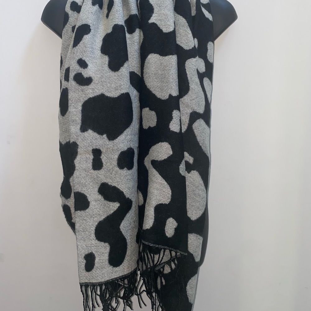 NWT- COW PATTERN TASSLE SCARF - Picture 10 of 10